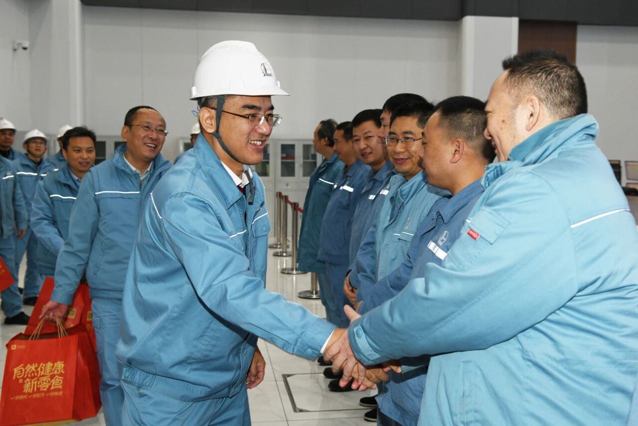 仪征化纤公司领导大年初一慰问坚..